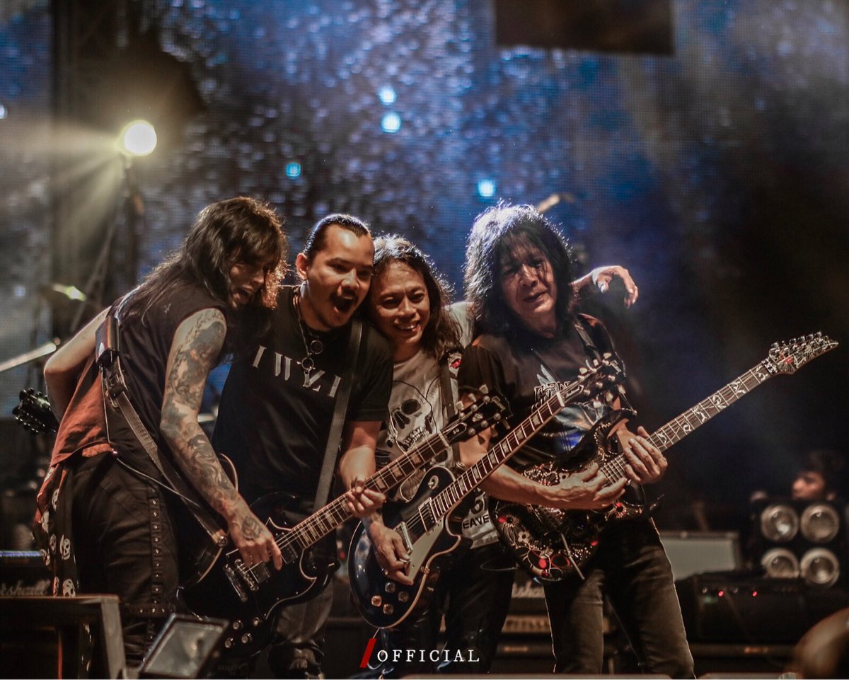 rifbandofficial's tweet photo. The guitar heroes and the guitar gods. Taken from the final show of Superrawk Fest 2017, Bandung. #rifband #superrawkfest2017 https://t.co/i0Qtp9kj1k