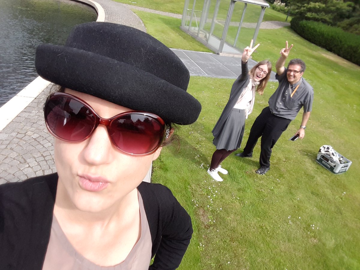 MsCheesebread's tweet photo. Tränen gelacht! @netzwege und ich beim Shooting zum Thema "#NoGos bei der Selbstvermarktung" #duckface #tgif #Wochenende #innogized https://t.co/UswYJ5Za9Y