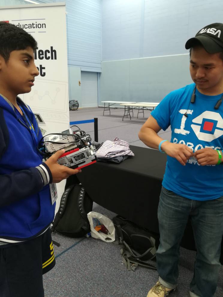 TheDodobots's tweet photo. The DoDo Bots Robot Player, Aliyan showing the robot to Lee.

#AnimalAlliesIOCUK #FLLUK https://t.co/wSiZwyvuUn