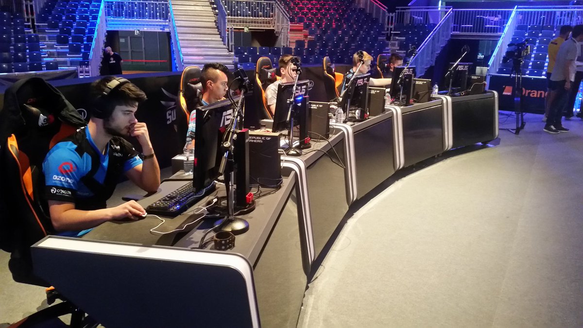 Nuestro equipo ya está en @Gamergy calentando en el escenario principal. A las 16:00 comienza la fiesta.