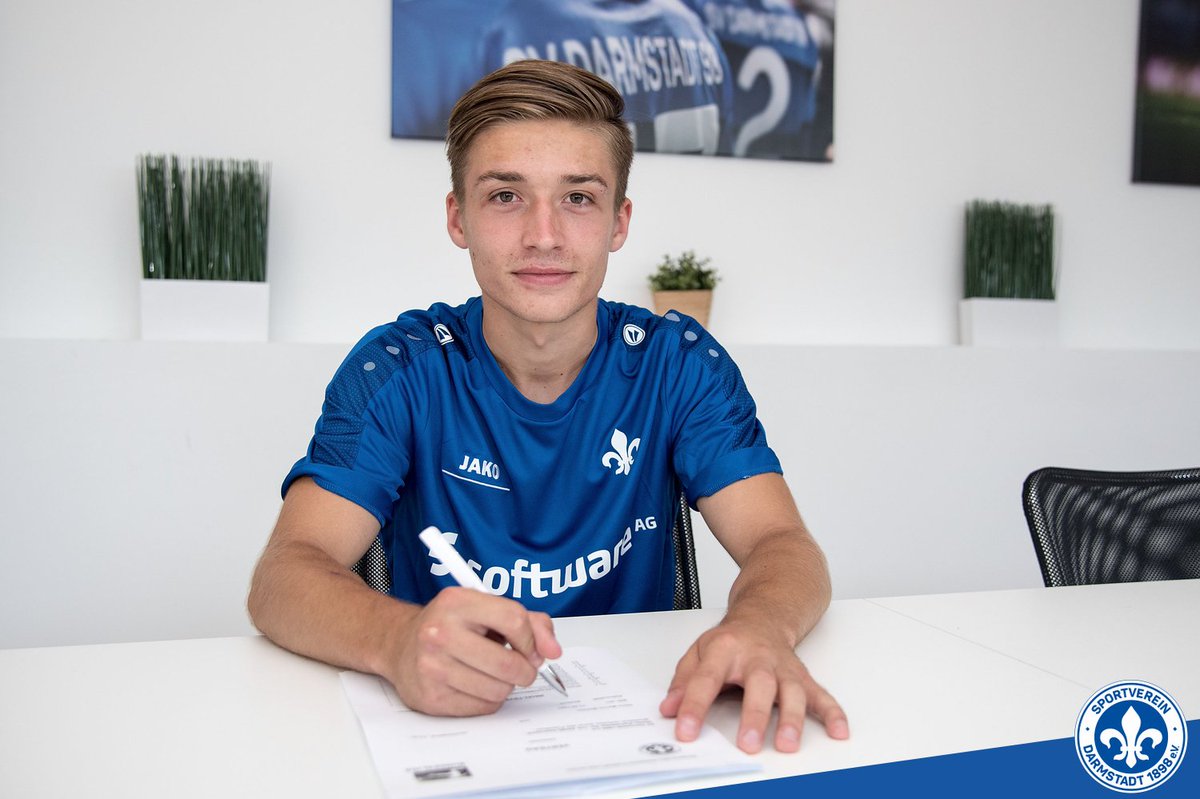 sv98's tweet photo. Gude, Marvin! Marvin Mehlem wechselt vom Karlsruher SC nach Darmstadt. Beim #sv98 unterzeichnete der 19-Jährige einen Vertrag bis Juni 2020. https://t.co/31phfVFR5D
