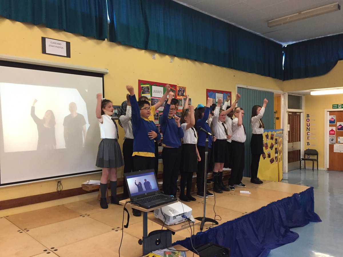 YokerPrimary's tweet photo. P7 leavers! #proud #brightfutures #missingyoualready https://t.co/iiaXdiS7cV