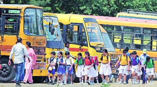 devalshah11's tweet photo. @mytvsofficial @FreeContestOn @ContestsInIndia @thefreejinn @Contest_in @Contest_Hub @india4contests @contestmantra @ContestBoard Every morning when i see this buses it reminds me of my school days😍😍 
#BackToSchool 
Join in- @shahraj7171 @dharmitshah713 https://t.co/AhaMPd0pHN