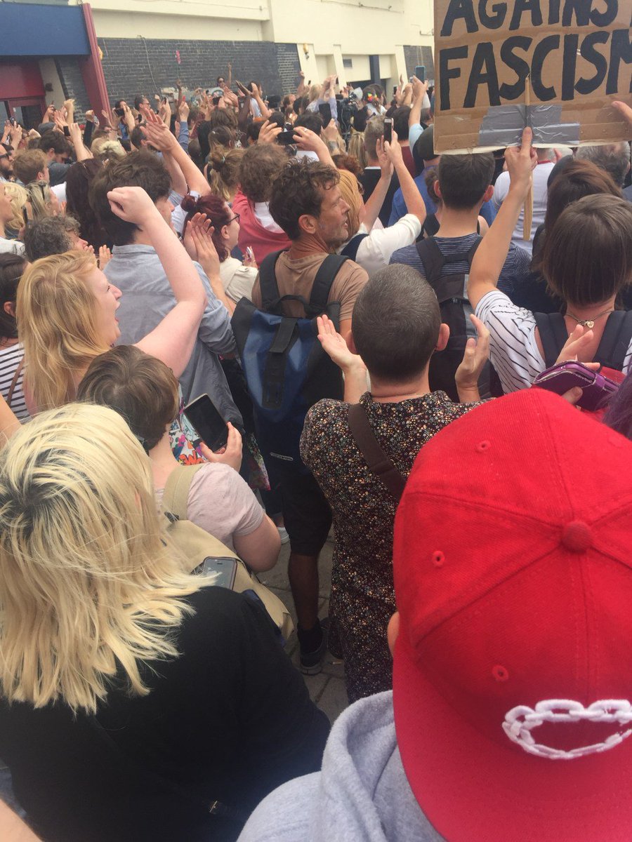 Jeremy Corbyn mobbed like a rock star in #Brighton wp.me/p45gE9-6l <a href="/jeremycorbyn/">Jeremy Corbyn</a>… mummypowers.wordpress.com/2017/06/23/jer…