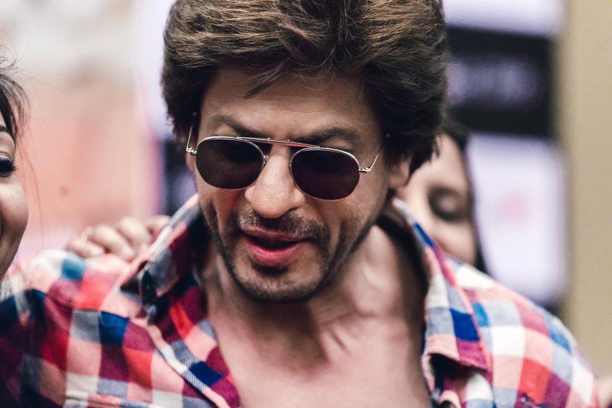 ZoomTV's tweet photo. .@iamsrk is the ultimate eye candy of B-town!

♥️ if you love this picture! https://t.co/5FvKYoJnTM