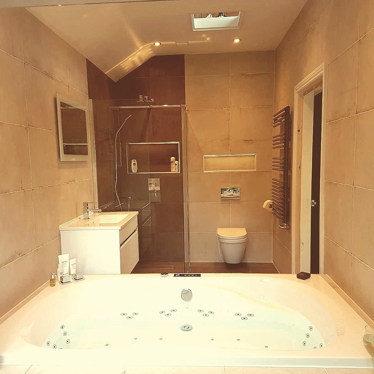 Appletree_int's tweet image. One of our recent bathroom refurbishments, #Pegasus whirlpool bath, #aquaforma linear deck kit, #ctd tiles, #vitra vanity unit and pan