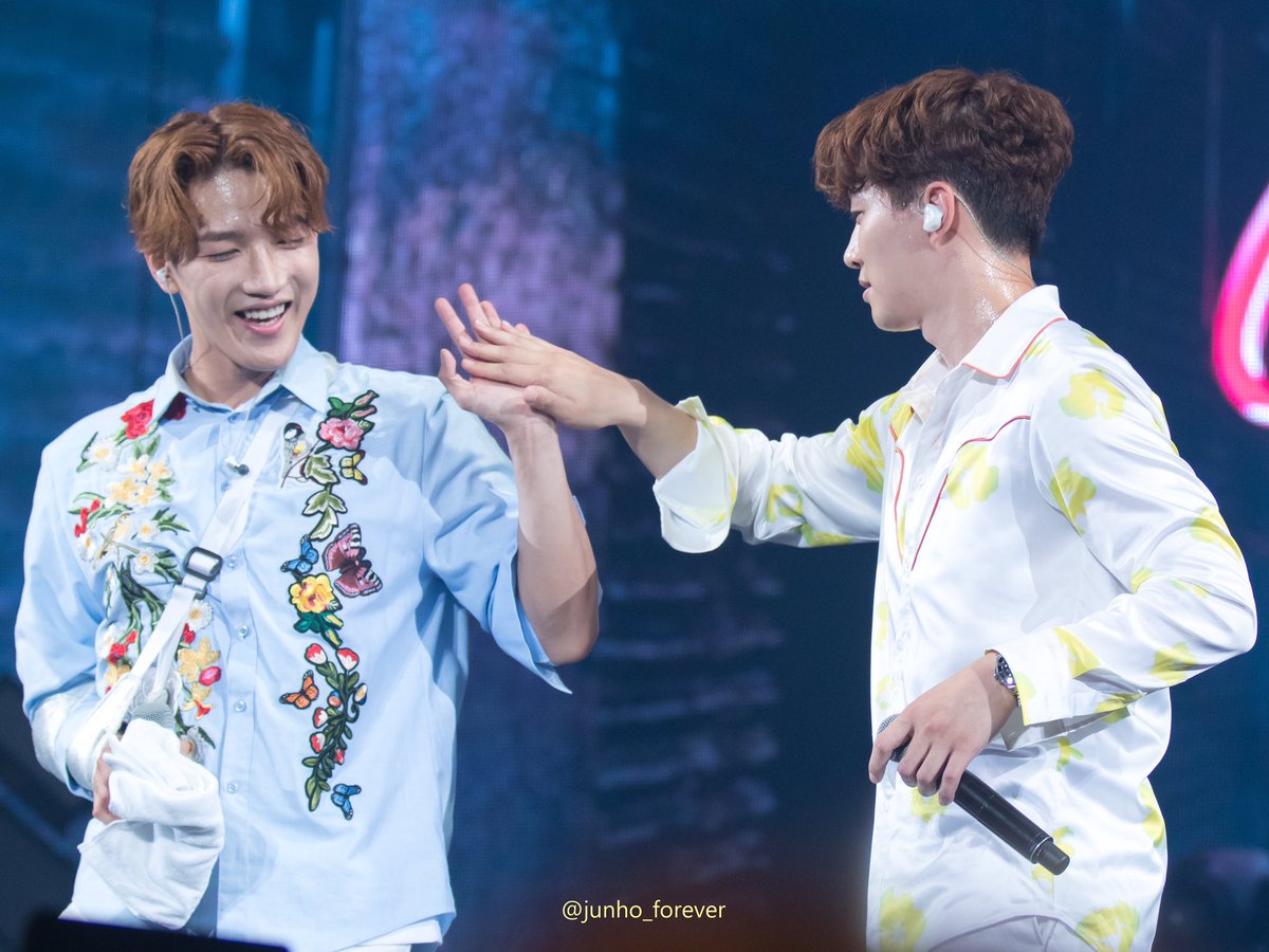 TwoJun_bot's tweet photo. Junho fixing the hair of Jun_K #2pm6nightsconcert #Junbros 💗💛 (cr. to  Junho_forever) https://t.co/g8F1Jd2enu