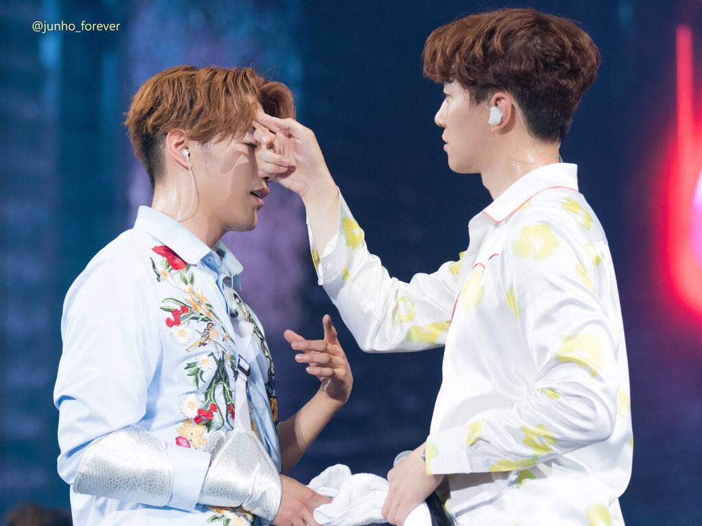 TwoJun_bot's tweet photo. Junho fixing the hair of Jun_K #2pm6nightsconcert #Junbros 💗💛 (cr. to  Junho_forever) https://t.co/g8F1Jd2enu
