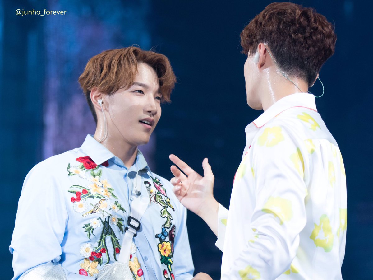 TwoJun_bot's tweet photo. Junho fixing the hair of Jun_K #2pm6nightsconcert #Junbros 💗💛 (cr. to  Junho_forever) https://t.co/g8F1Jd2enu