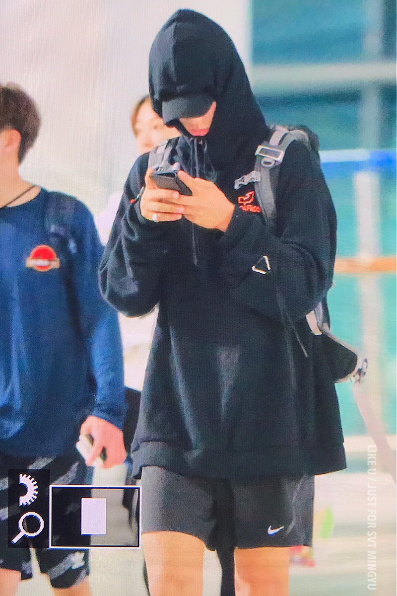 seonghwalicious's tweet photo. mingyu: *texts* HYUNGS I'M BACK
seventeen: https://t.co/k10YEGA7Fw