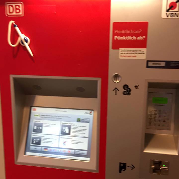 BahnAnsagen's tweet photo. Falls man mal schnell was auf dem Bildschirm notieren muss... Clever! (Dank an Tobias Geißner) #Bahn #Digitalisierung https://t.co/WIrnOi1Vp4