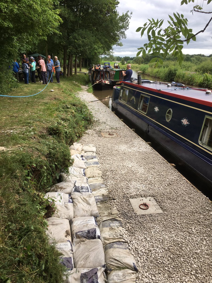 Nbbluerover's tweet photo. A hard day's work. Mission accomplished. New moorings at #bramblecutting #bcbc #boatsthattweet https://t.co/acDWsmKCls