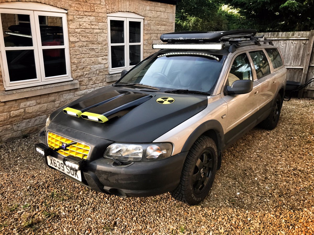 tomwookieford's tweet photo. Ditched the yellow bits. Think #ProjectVolvo is looking suitably rugged now... big tyres, lightbars... standard. ๐๐ป https://t.co/SySo1urkoi