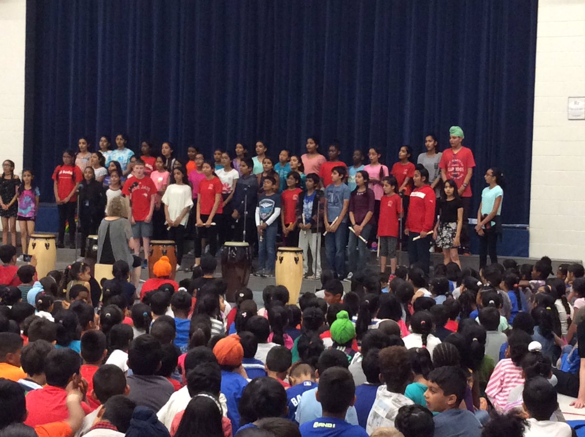 ClairevillePeel's tweet photo. Wow! Performances by #Glee and #MiniGlee @ClairevillePeel #artsassembly https://t.co/pSHeOS1eoh