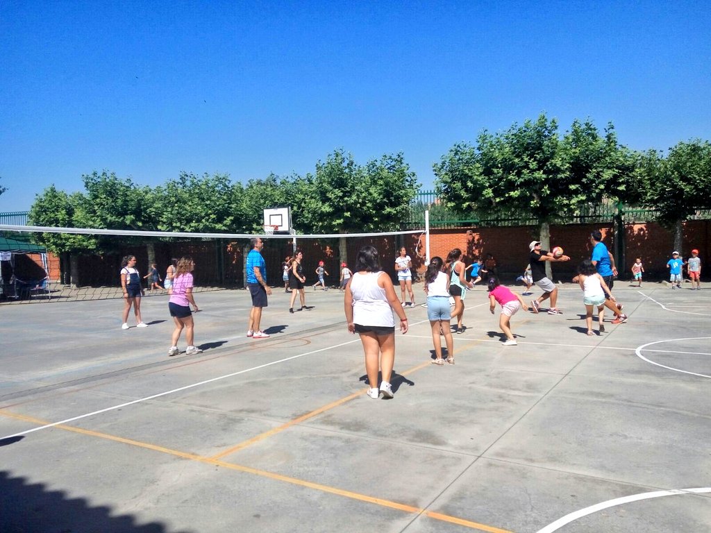 ceip_va's tweet photo. Terminamos el curso sudando la gota gorda en los partidos 🏀⚽🏃 entre profesores/as y alumnos/as. Al final todos ganamos🏆y disfrutamos juntos https://t.co/VqzP4UJZRT