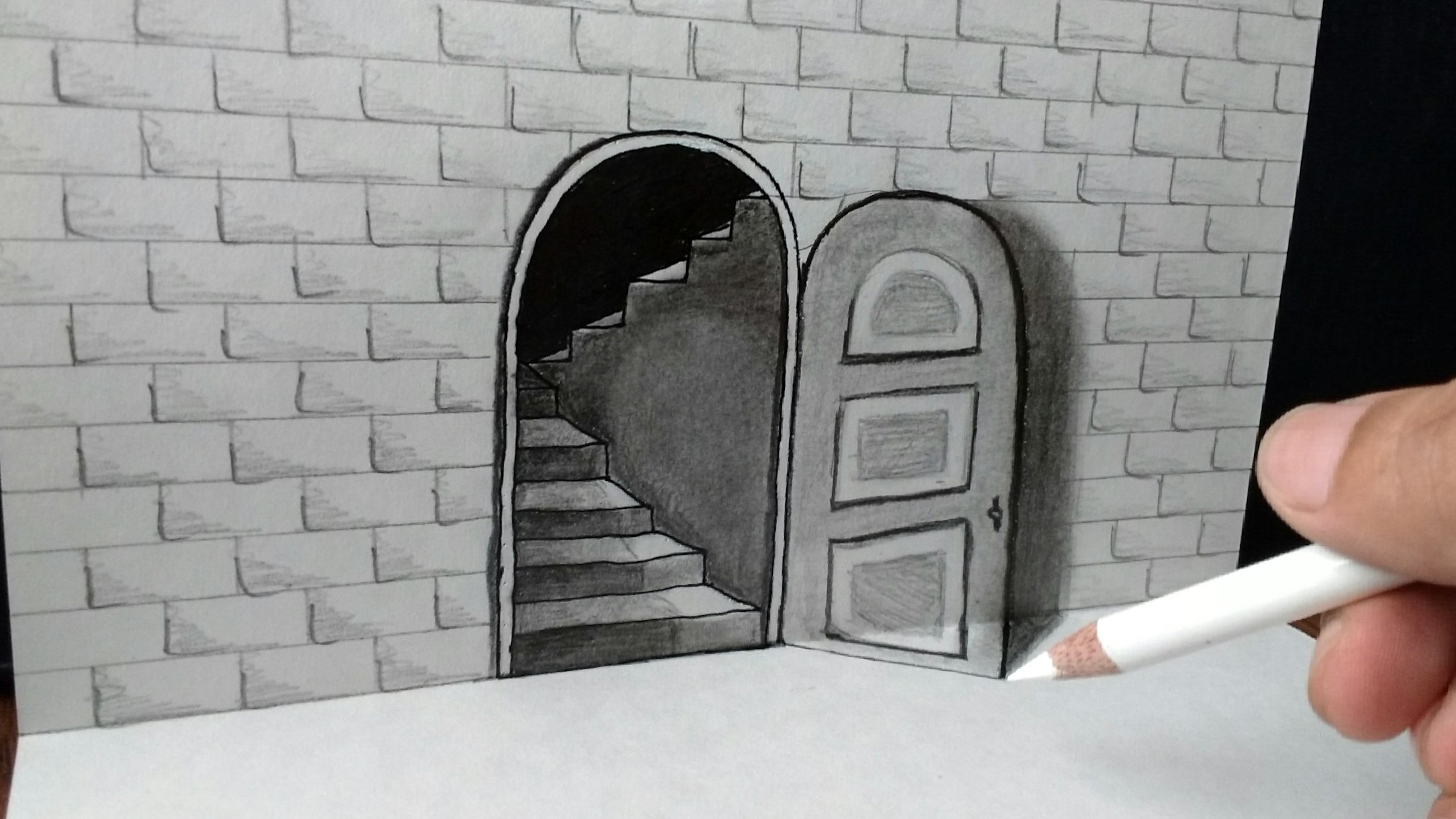 Иллюзия на стенах нарисованная дверь