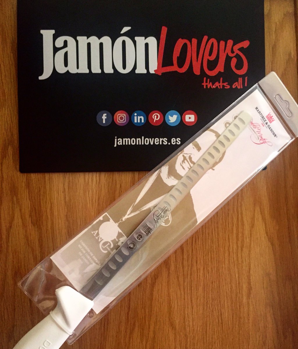 Jamon_Lovers's tweet photo. Nos acaba de llegar 😍 Gracias @pablomoniquez @MARTINEZYGASCON 🤗 Deseando estrenarlo 😉 🔪🐽❤️ Buen fin de! #jamonlovers https://t.co/ODww2KSmJL