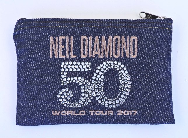 BraveUSABags's tweet photo. #CustomProducts #MadeToOrder #CreatingVision #Vision @NeilDiamond #NeilDiamondTour #Clutch #MadeInUSA #CreatedForNeil #Design #Sparkle #Stud https://t.co/A6P6Ykvtbi