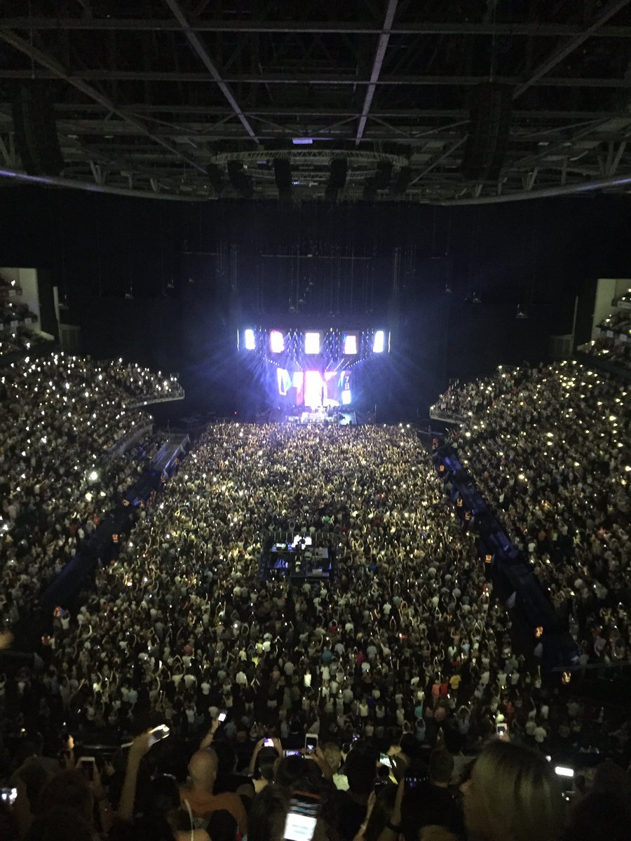 Meganpayne1991's tweet photo. @edsheeran was just a complete babe again last night 💙 https://t.co/uKtpNfLJZg