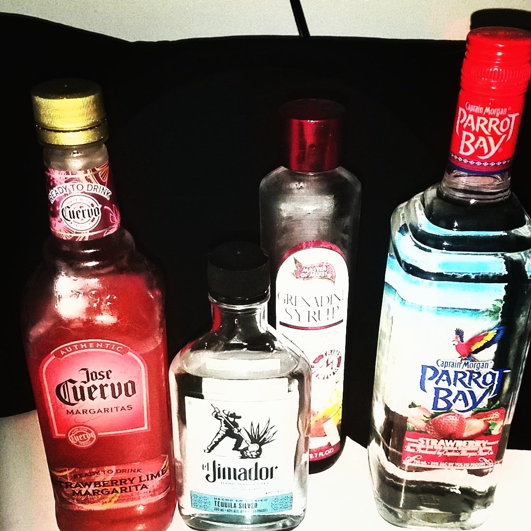 BoSSLadyKk's tweet image. Its almost that time for me what y'all up too 👀😙🍸⏰ #differentday #differentdrinks #parrotbay #eljimador #grenadine #josecuervo