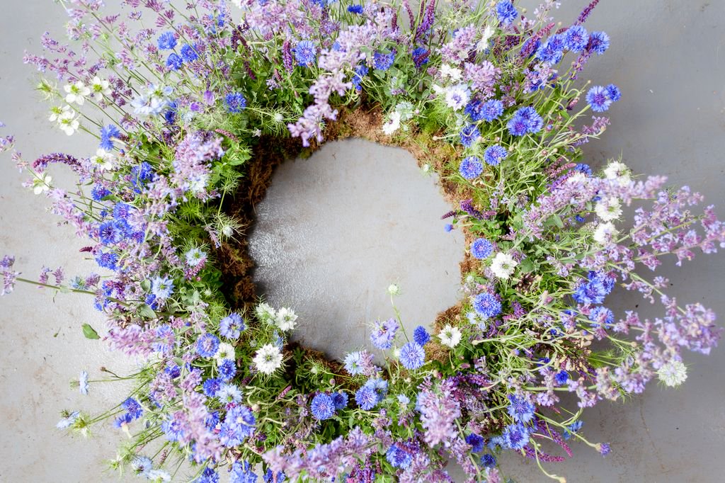 We’re sad to be onto the last #BritishFlowersWeek design but <a href="/Carlyandflowers/">Carly Rogers Flowers</a> has created a beauty with this wreath: bit.ly/2rR6dFq
