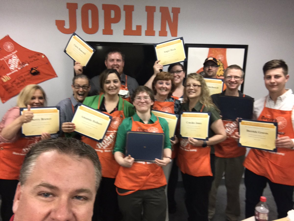 rockholds5's tweet photo. Congrats D217 our new DS leaders have now graduated! Thanks for a great week and good luck to you all in your stores👍 #BDDSW #SWBEST https://t.co/G2vkrfjIBe