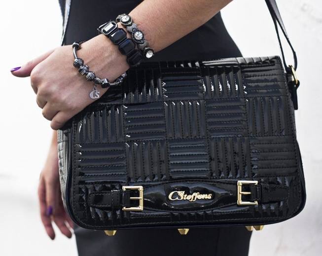 CSteffens_uy's tweet photo. Bandolera versátil, queremos ya! 🖤 #CarmenSteffens #CSlovers #winterCS 
Ref.: B663015001 https://t.co/ubdQkGjwrg