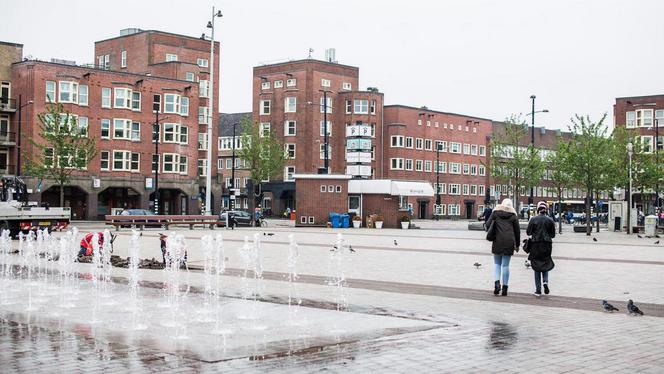 parool's tweet image. In de Jan Evertsenstraat en op het Mercatorplein zijn camera's opgehangen om het aantal incidenten terug te dringen.
parool.nl/amsterdam/came…