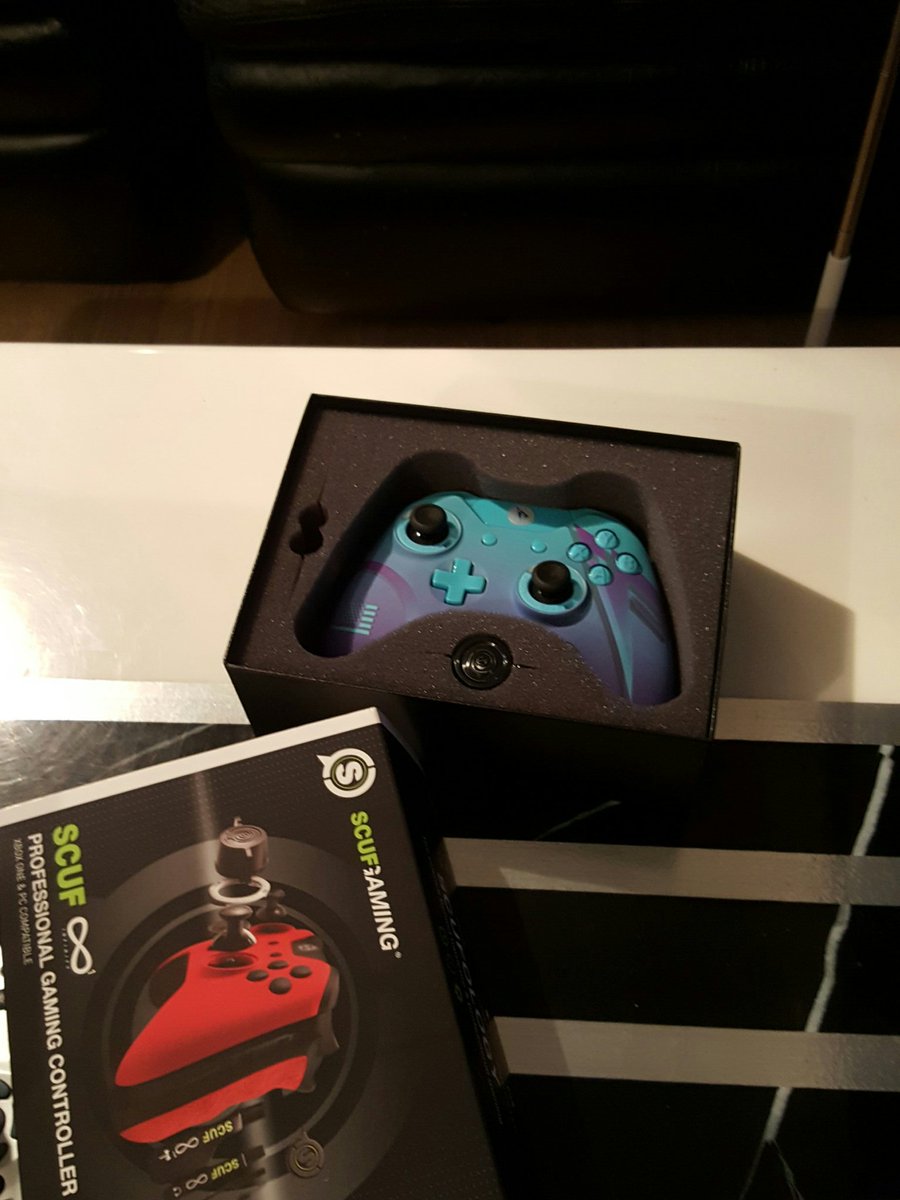 Aze_J's tweet photo. I got @Pamaj controller thx for the controller @ScufGaming you made my day #scufcontrollers https://t.co/NIZSQKIyUy