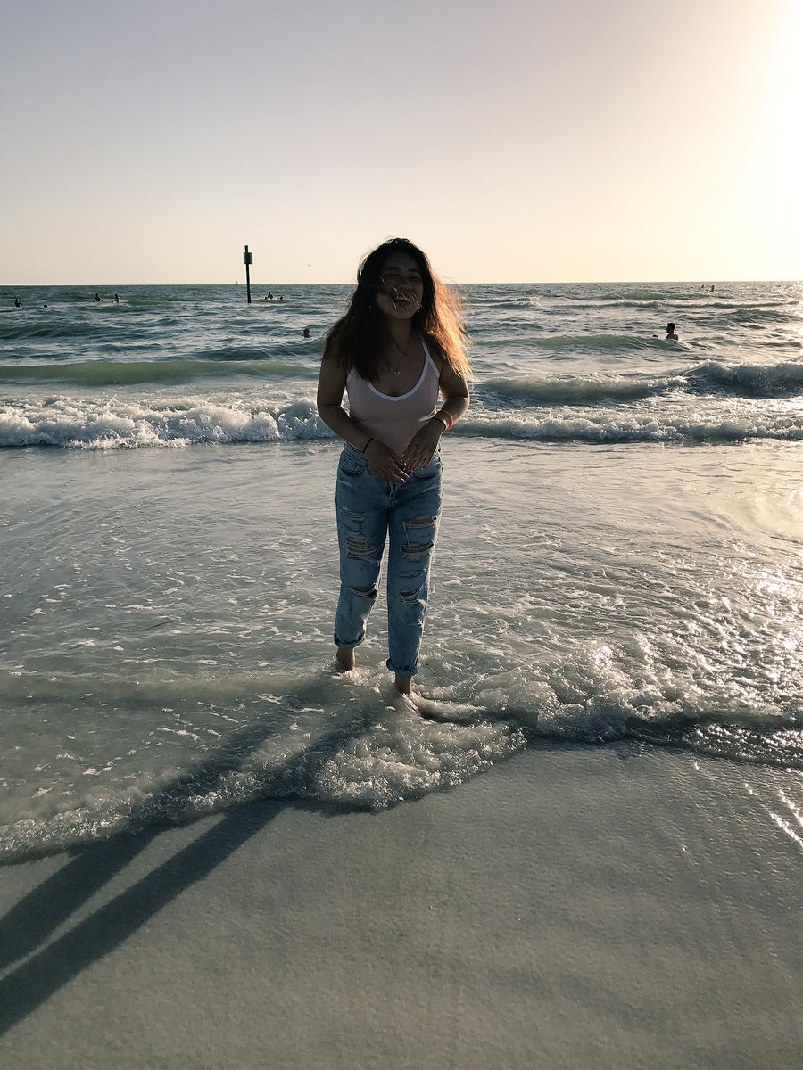 juuuliecx's tweet photo. Trying to live blissfully 😊 #florida2017 #graduationvacation #clearwaterbeach https://t.co/TO96r086KA