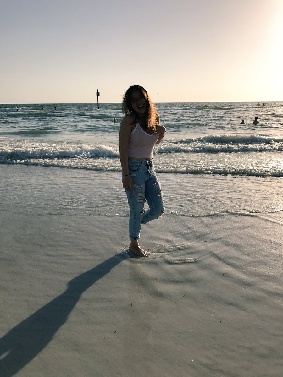 juuuliecx's tweet photo. Trying to live blissfully 😊 #florida2017 #graduationvacation #clearwaterbeach https://t.co/TO96r086KA