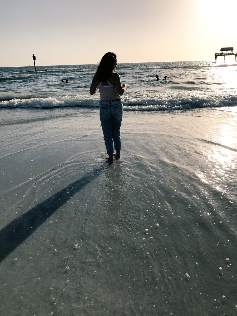 juuuliecx's tweet photo. Trying to live blissfully 😊 #florida2017 #graduationvacation #clearwaterbeach https://t.co/TO96r086KA