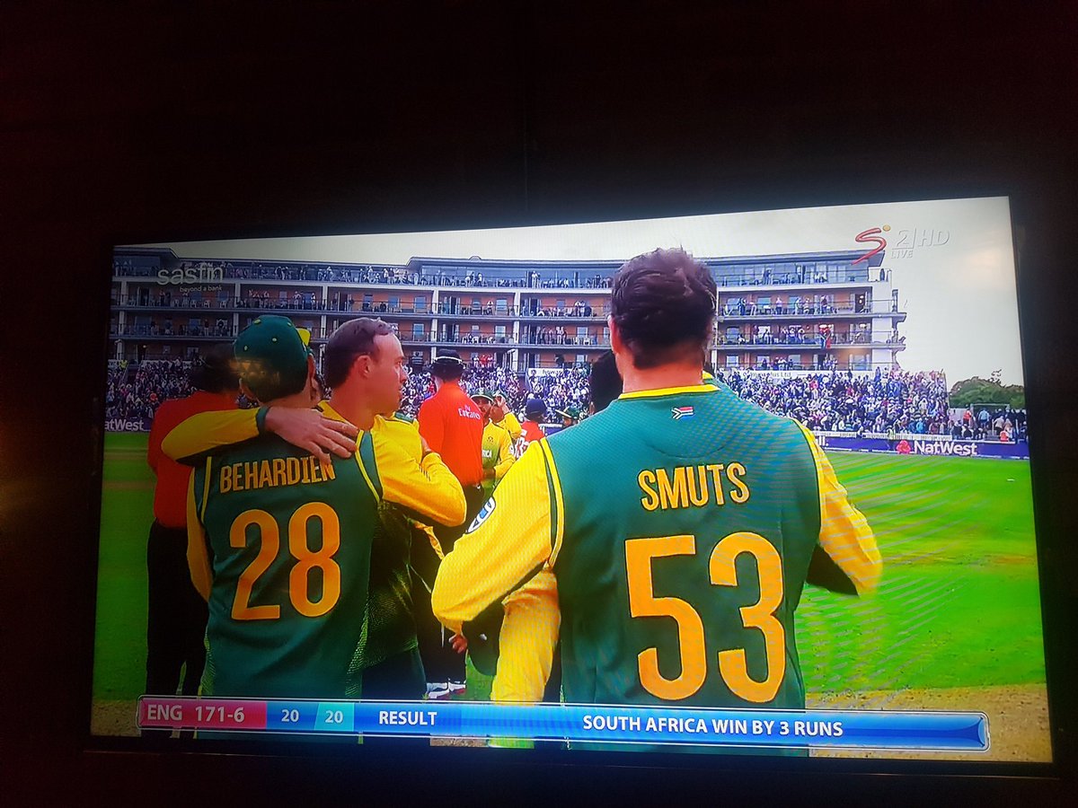 BraaiArmy's tweet photo. High-5 Boys! #ProteaFire https://t.co/zvqMcpBAKN