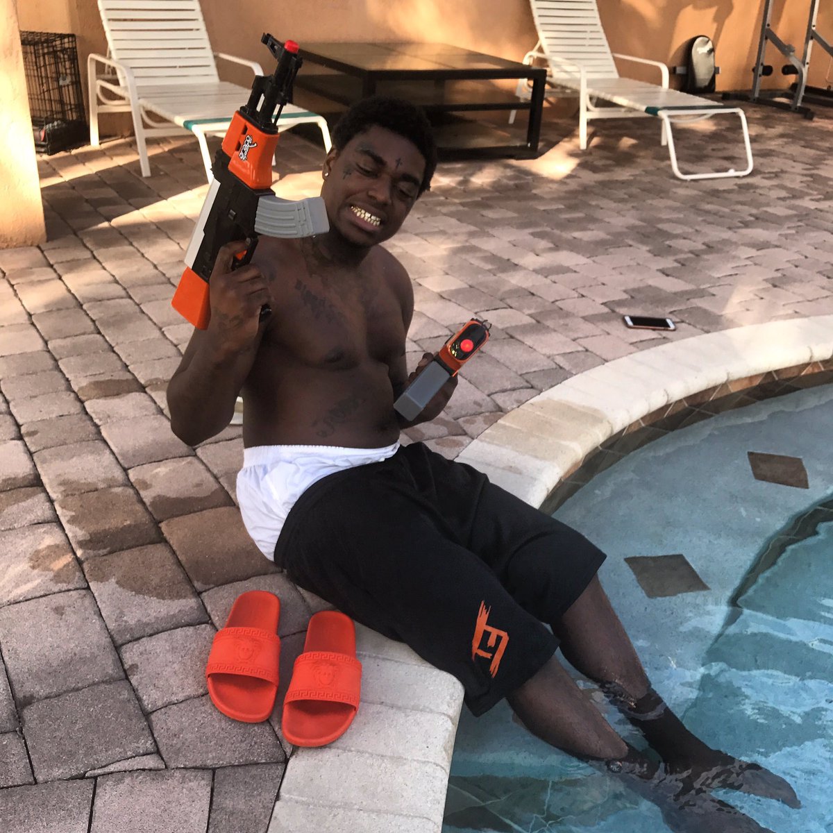 Omfg brehh I thought this nigga had fucking socks on in that pool 🤦🏽‍♂️