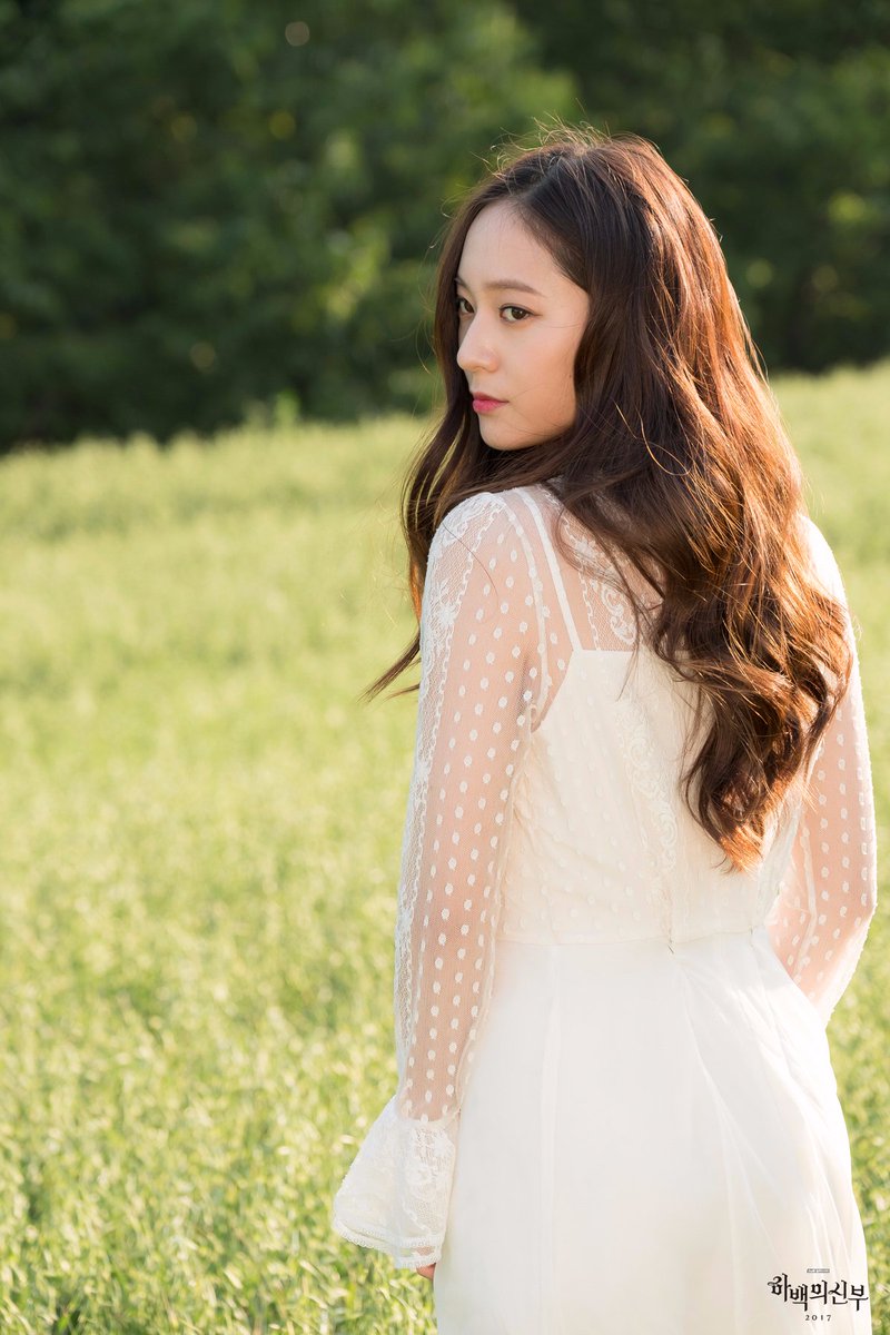 pandatoria's tweet photo. Krystal is a real god #하백의신부2017 https://t.co/fwZPCNt6LE