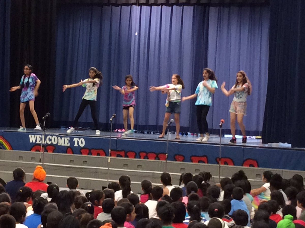 librarycps's tweet photo. So many dance groups @ClairevillePeel What a talented school! #artsassembly #talented https://t.co/Iy5jCBDa87