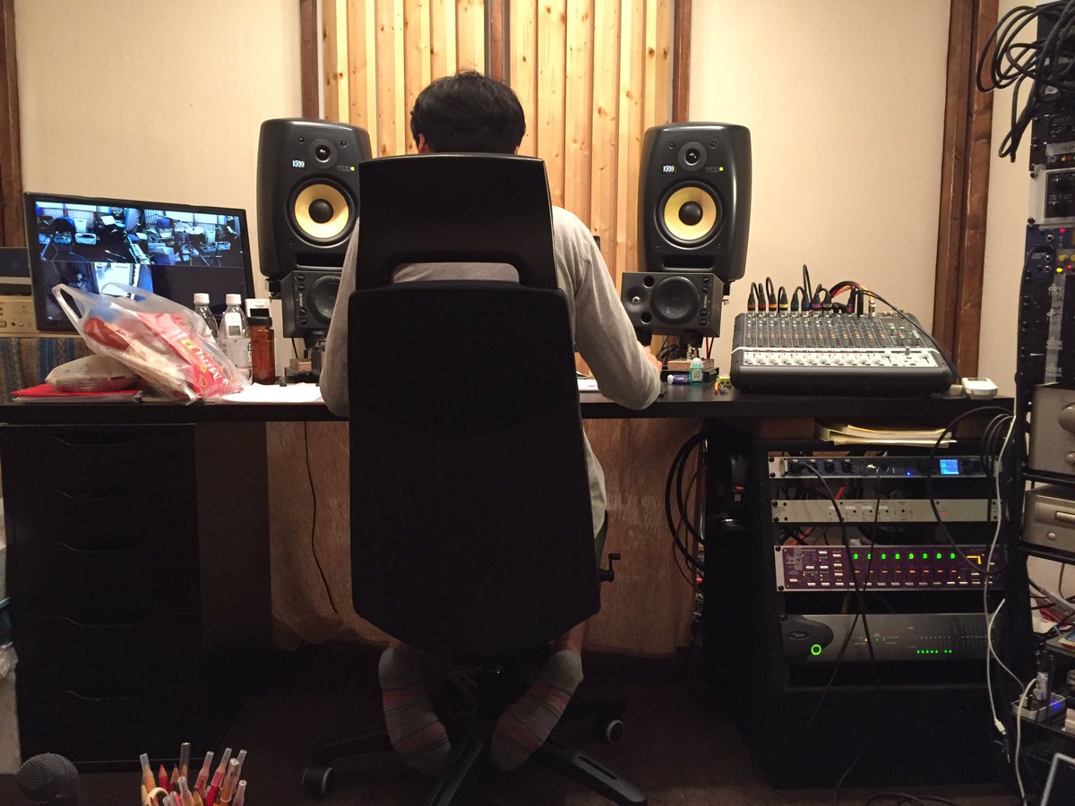 yzyz14apple's tweet photo. 昨日はレコーディングでした🎤
10時間、素敵なレコスタでズババババーッと録って参りました！！
明日深谷のイベントにてその音源が初披露予定ですが、私は別LIVEがあり行けず…行く方は是非聴いて下さいね☺️💦
明日は亀戸でほのかさんサポート！ワクワク！！😘🎶
写真の堀越の亡霊感🙄🙄 https://t.co/qCr4EPIaRn