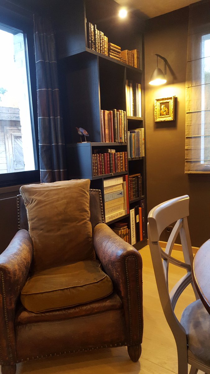 AgencementLille's tweet photo. Une #conception unique d'une #bibliothèque sur mesure dans un style #vintage avec intégration de #lumière #LED  réalisé à #Bondues . https://t.co/vZ1ds0KQrR