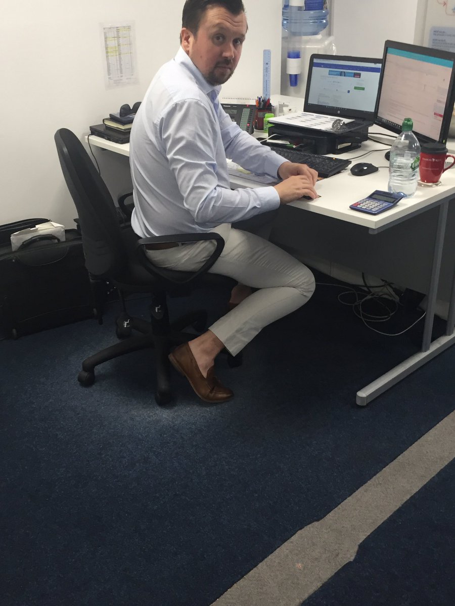 whitey26_2's tweet photo. You know you're in Essex when this kid roles up to the office in cream chinos & a pair of loafers #nosocks @iammikechilds #teambasildon https://t.co/okNU2G1zTG