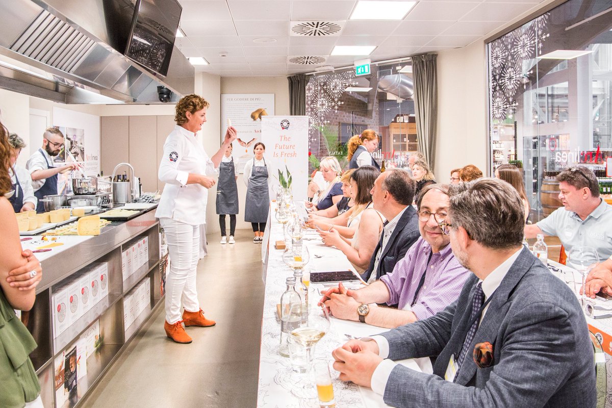 DutchCuisine's tweet image. #koninklijkhuis at 'Dutch Cuisine meets Eataly' in Milaan trots op Meesterkok en Dutch Cuisine ambassadeur Angelique Schmeinck #DutchCuisine