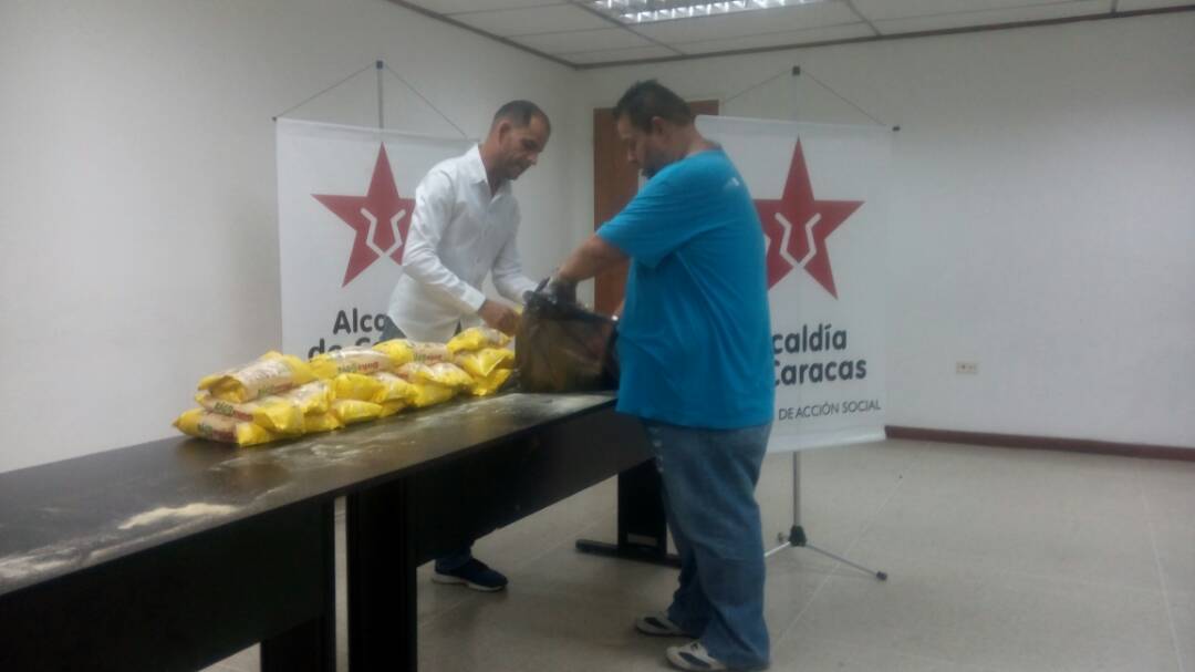 Omar_EYB's tweet photo. #DoñaGoyaContraElSaboteo, En la Fundación de Acción Social de la Alcaldía de Caracas (FASAC) apoyando a nuestros trabajadores, @ComandoA200 https://t.co/2s28DvY8nG