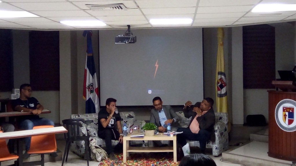 expresapucmm's tweet photo. Tabaré Blanchard y Andrés Quezada responden a los estudiantes en la ronda de preguntas. #SMC17 #TrayectoSol https://t.co/hPO0BrpSOk