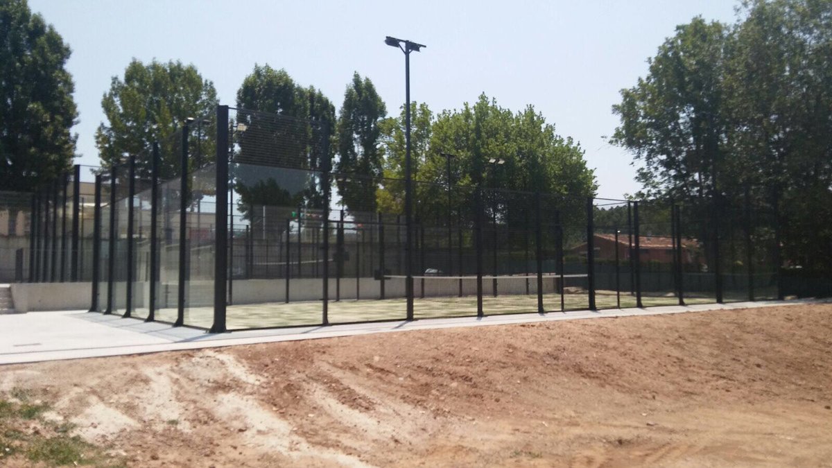 Padel10's tweet image. La preciosa población catalana de Olost estrena hoy 2 nuevas pistas de Pádel. Buen Pádel y #bonarevetlla de Sant Joan.