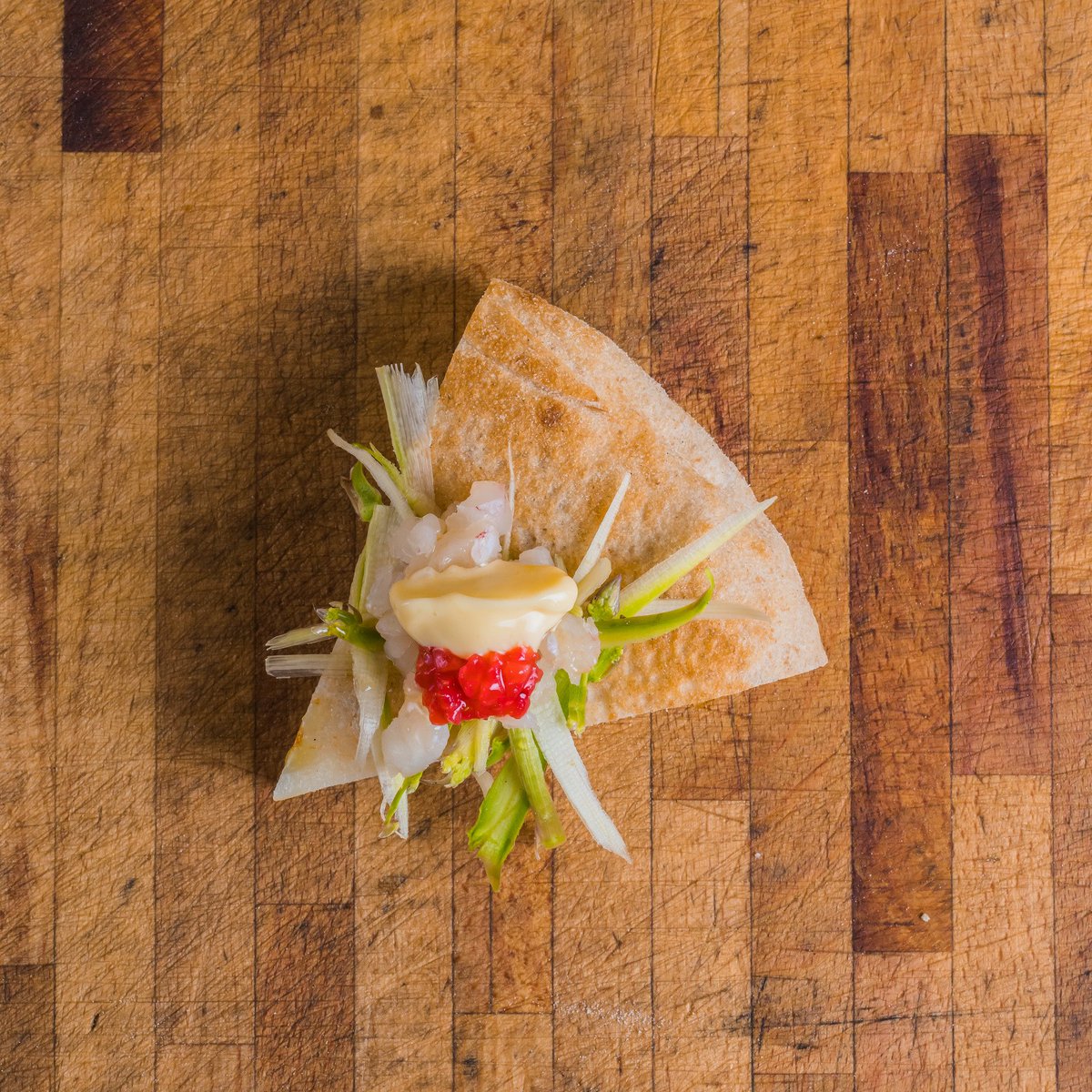 #Pizza da #degustazione con battuta di #pezzogna, #fiordilatte, #asparagi verdi, #fragole #Candonga e #maionese agli #agrumi.