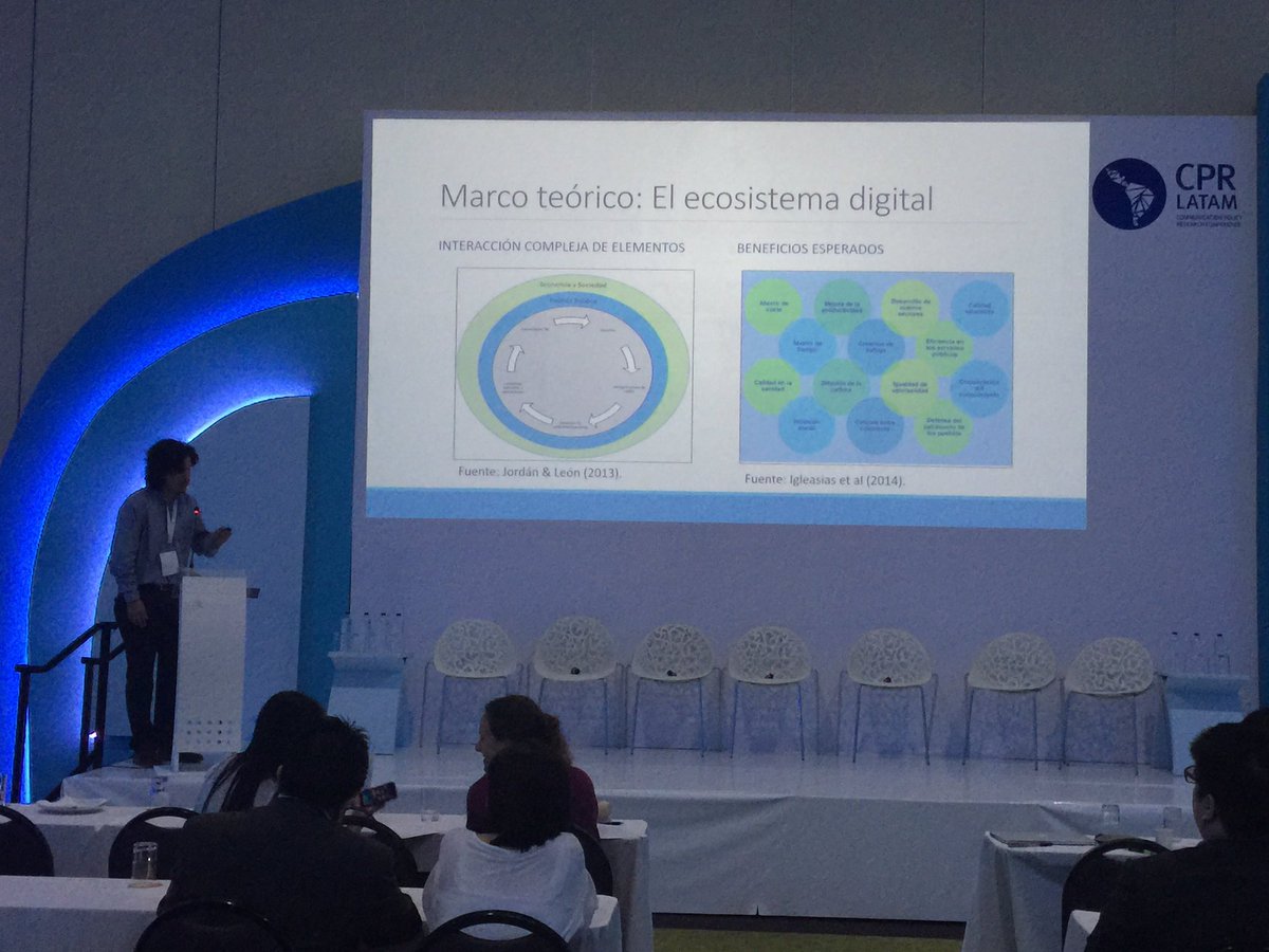 RoxaBarrantes's tweet photo. #cprlatam2017 Paulo Matos presenta el ecosistema digital regional en El Peru. https://t.co/axnG7CvRsN