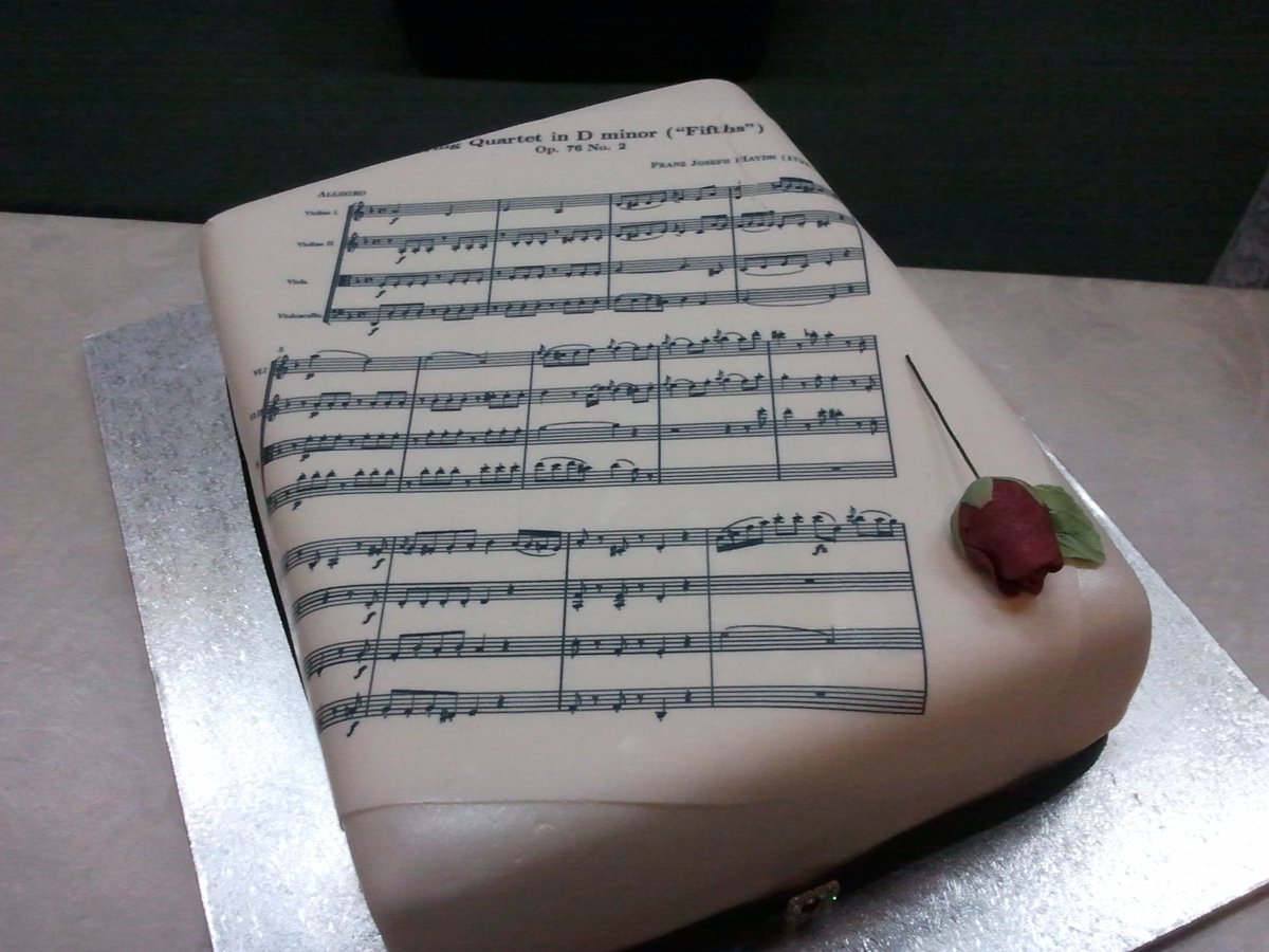 Sinjun45's tweet photo. @TheAnastasiaLee @TatianaMarie8 i hear cake is good for memory... #magicalcake  #cakeofthenight https://t.co/9a2otmw7kS