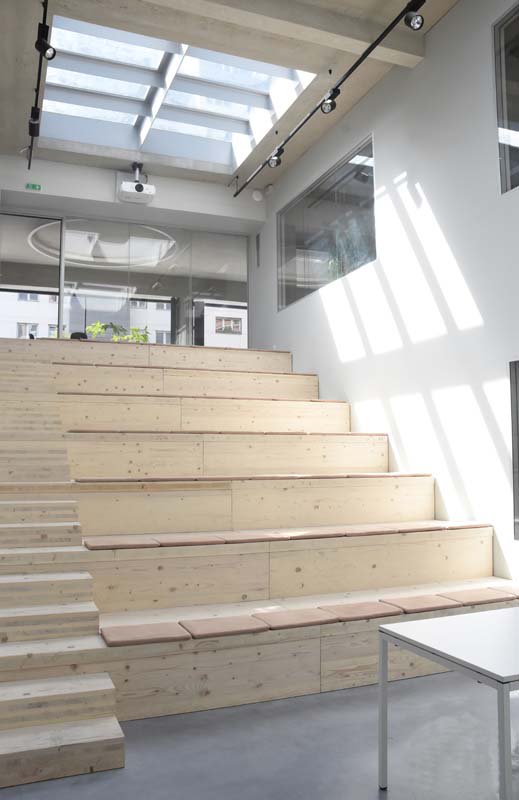 Un vendredi après-midi d'été chez @AZC #architecture #agence #team #paris #amphithéâtre #wood #conference #summer #herecomesthesun