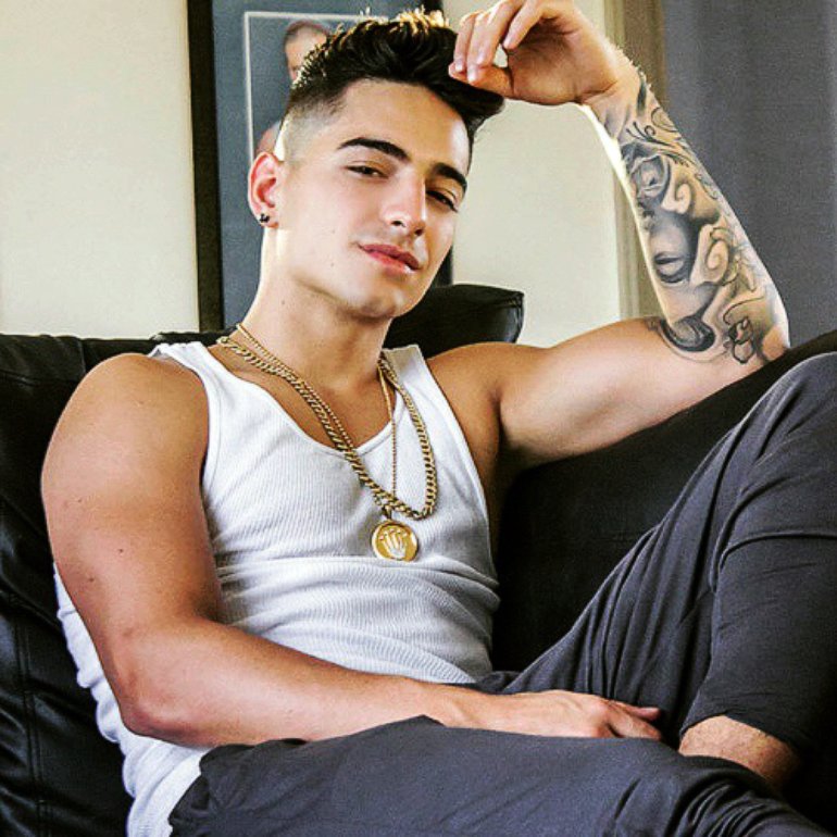 RayitoVnzl's tweet photo. 😍🇻🇪 Maluma 🇻🇪😍 https://t.co/r8gvDfrnwY