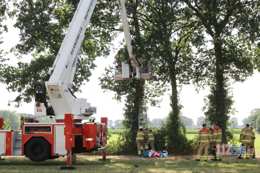 Parachutist belandt in boom aan de Postweg na windvlaag 112.press/PPYD91 #Lunteren #112Nieuws https://t.co/Hsaoat8nzt