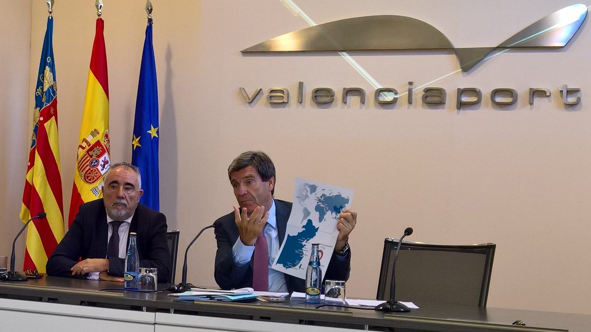 AutPortValencia's tweet photo. Aurelio Martínez: COSCO viene xq Valencia interesa económicamente, xq tenemos costes asumibles y x nuestra competitividad en el Mediterráneo https://t.co/PrJyvQlZmA